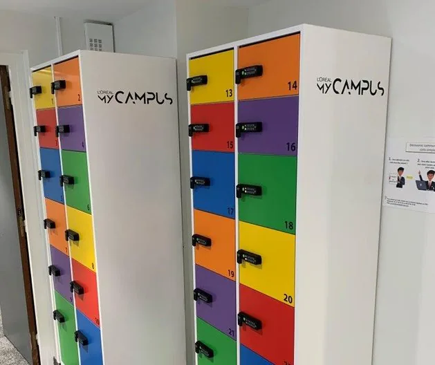Casiers à portes colorées avec serrures à code sur un campus d'entreprise